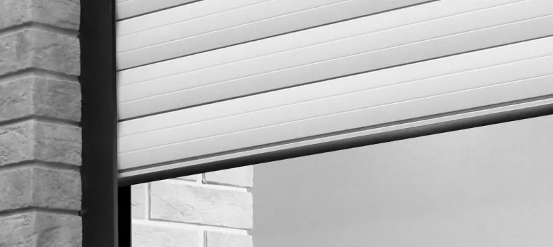 Échantillon de couleur blanc pour volets roulants, look discret sur façade