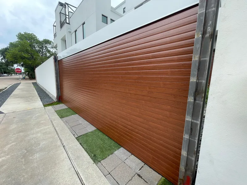 Volets roulants motorisés pour garage commercial, gestion centralisée