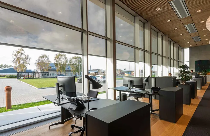 Bureaux avec protections solaires, automatisation par zones