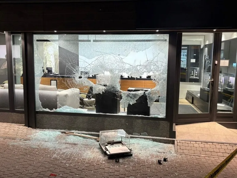Tentative d'effraction sur devanture commerciale, risque d'intrusion