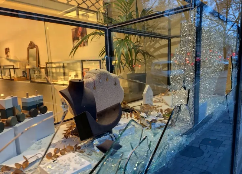 Vitrine brisée après effraction, risque d'intrusion et besoin de sécurisation commerciale