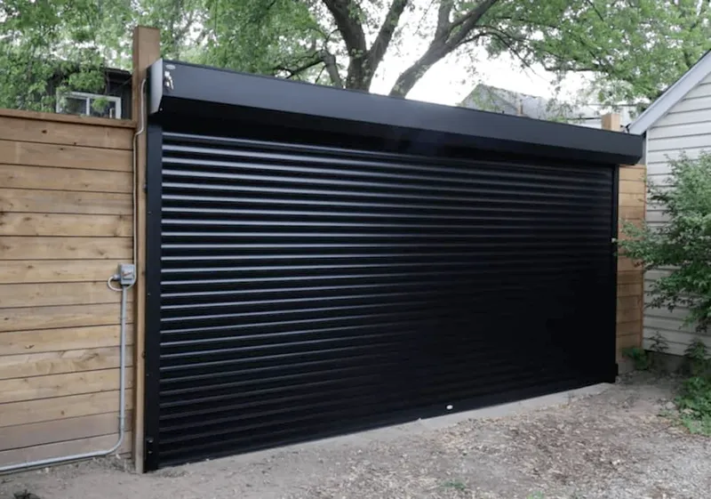 Porte de garage enroulable pour accès large, gain d'espace et sécurité