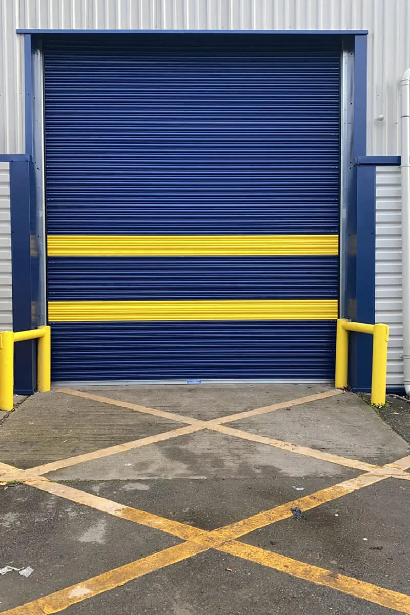 Site industriel sécurisé, ajouts de lames réfléchissantes pour bandes de sécurité