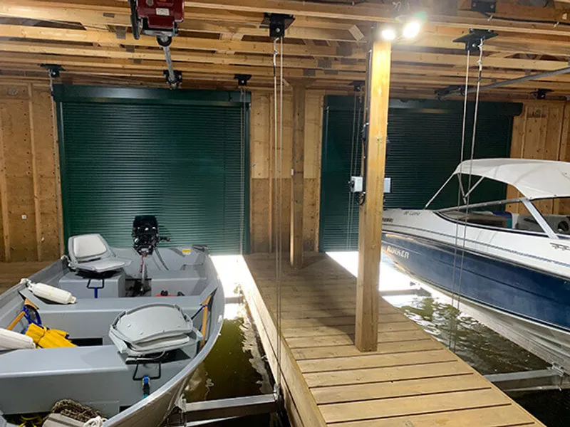 Grande porte enroulable pour abri à bateau, accès large et protection