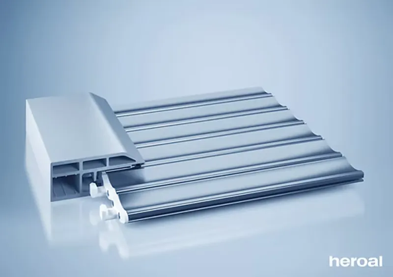 Détail d'ancrage des guides de volet roulant, fixation solide pour usage intensif