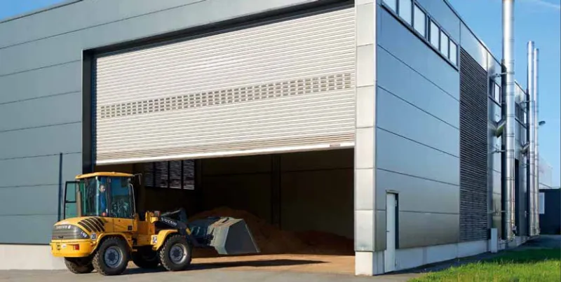 Porte industrielle grand format motorisée, contrôle d'accès et sécurité