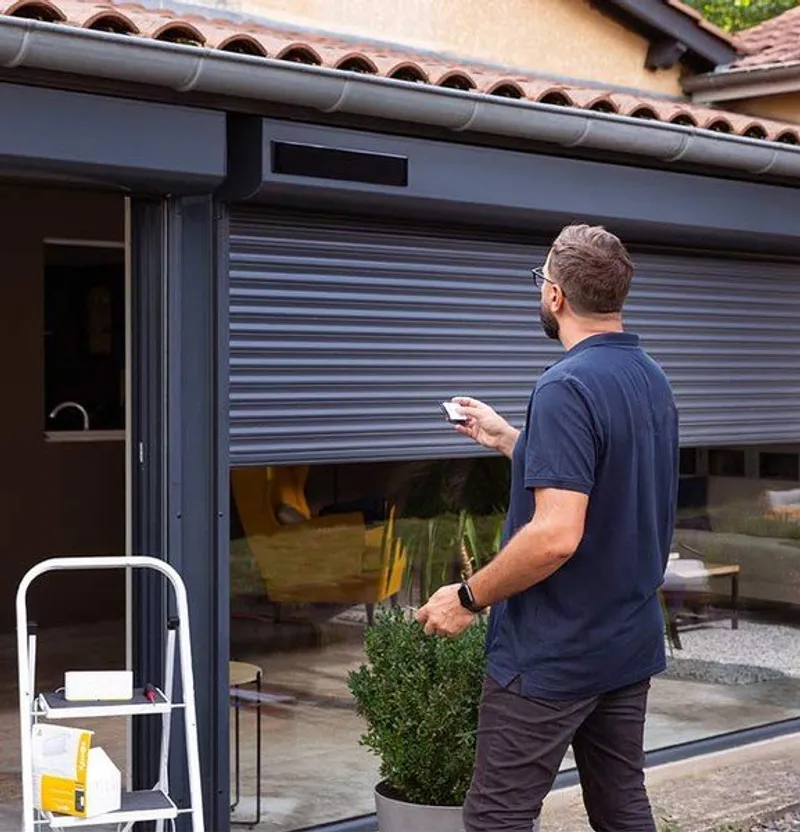 Installation professionnelle de volet roulant, ajustement précis et mise en service
