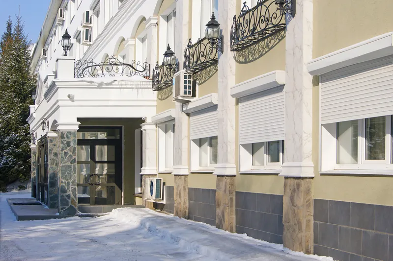 Protection de fenêtres d'hôtel, fermeture programmée et sécurité