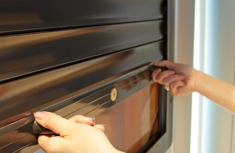 Une famille qui se sent en sécurité avec des volets roulants aux fenêtres