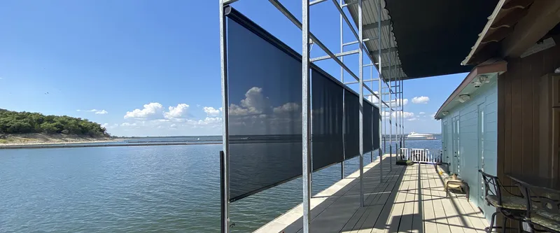 Moustiquaire sur terrasse avec câbles, ventilation naturelle