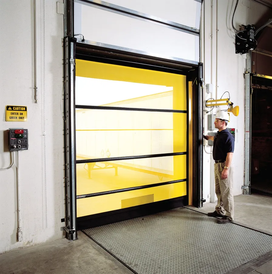Moustiquaire commerciale sur une terrasse de restaurant