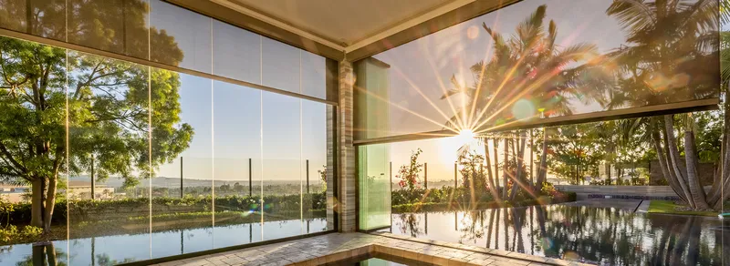 Moustiquaire extérieure au soleil, ventilation naturelle et confort sur terrasse