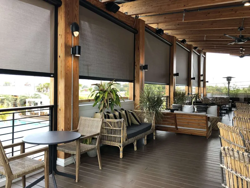 Restaurant avec écran ZIP, confort patio et contrôle à distance