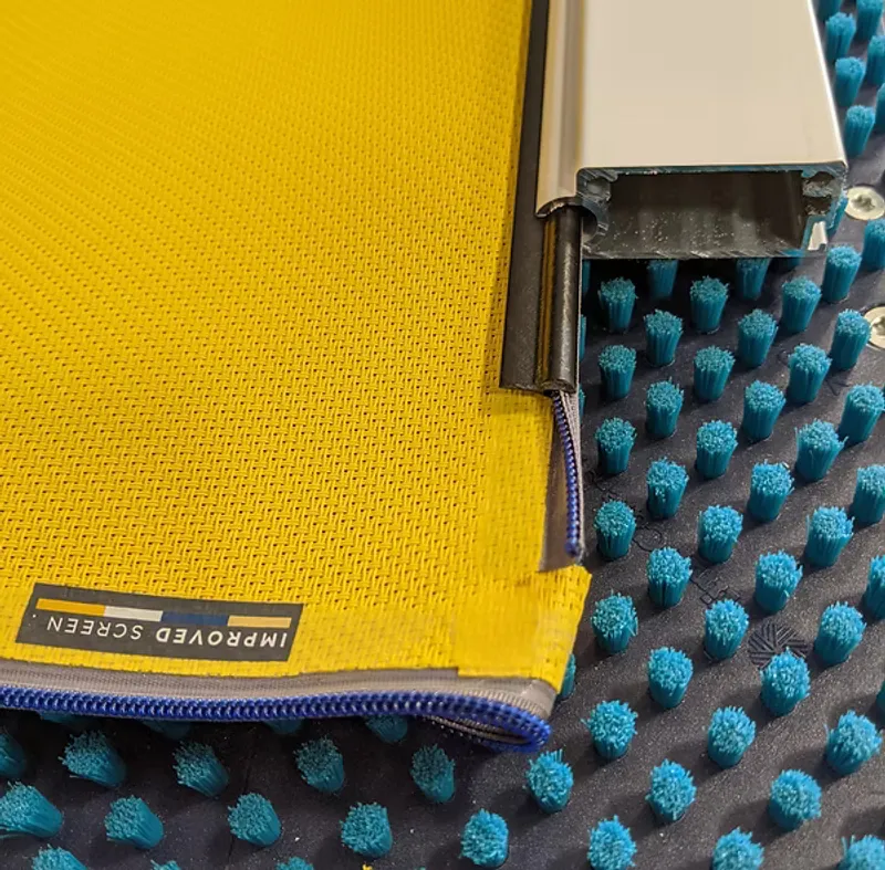 Fermeture ZIP de moustiquaire, toile maintenue dans les guides