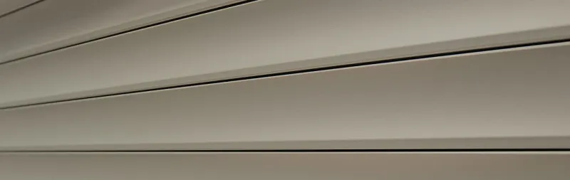 Porte de garage enroulable beige, intégration harmonieuse à la façade