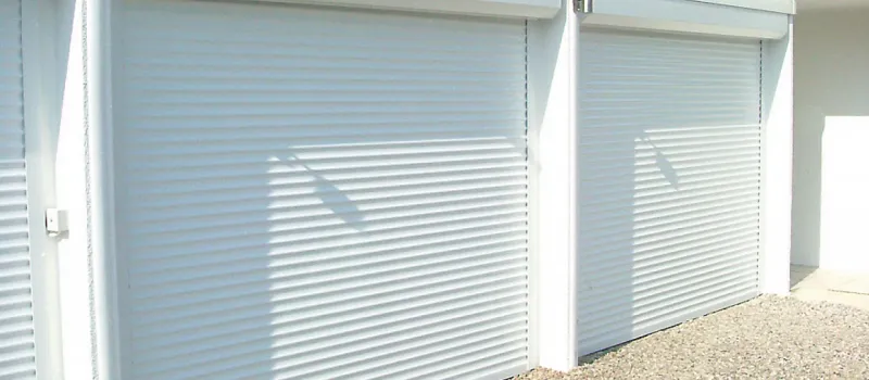 Porte de garage en volet roulant blanche, finition propre et discrète