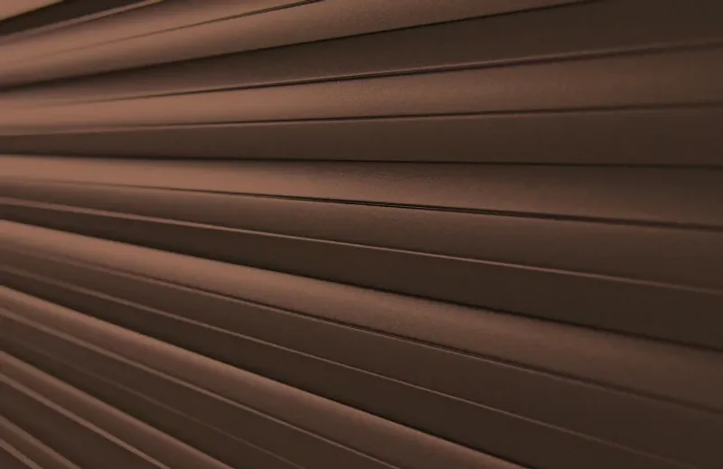 Porte de garage enroulable brun foncé, look moderne et sécurité