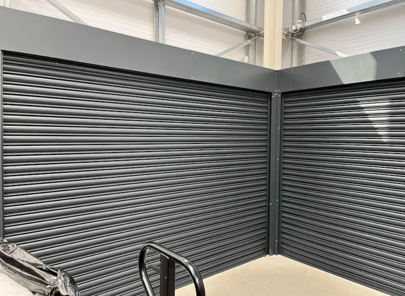 Détail d'implantation près d'un coin, porte enroulable adaptée aux contraintes