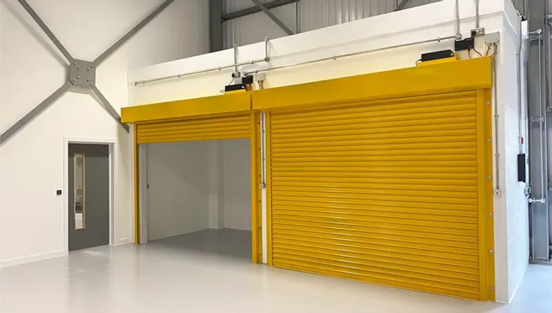 Porte enroulable pour bâtiment industriel, solution compacte pour grande ouverture