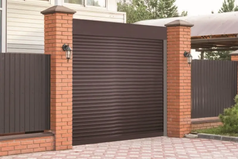 Porte de garage enroulable avec caisson supérieur, enroulement vertical compact