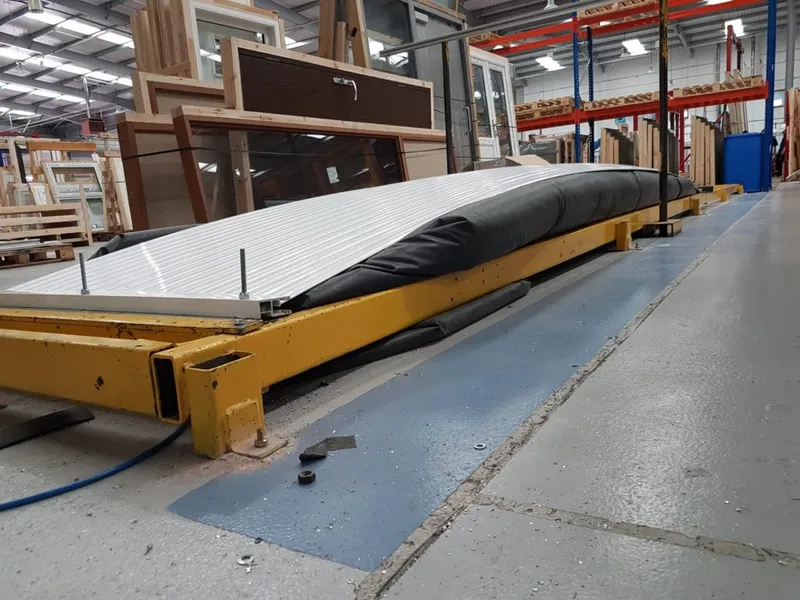 Test de résistance au vent d'une porte de garage enroulable