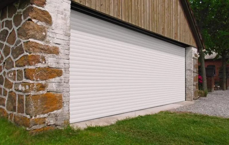 Porte de garage résidentielle motorisée, confort et sécurité