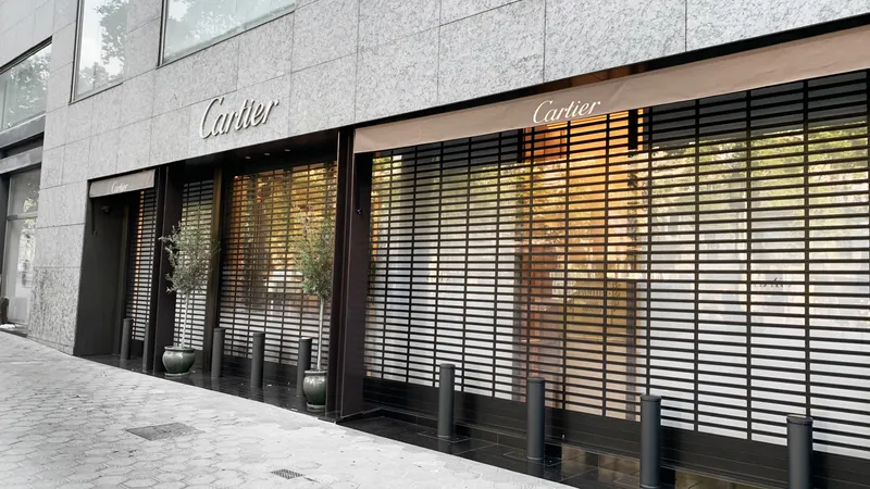 Volets roulants de sécurité installés sur façade commerciale, protection durable contre les effractions