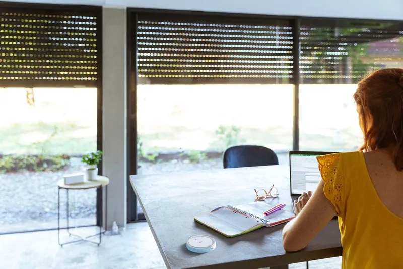 Scène résidentielle avec volets roulants motorisés, confort et tranquillité