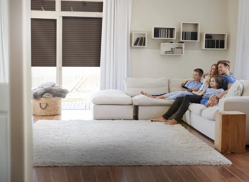 Une famille qui se sent en sécurité avec des volets roulants aux fenêtres