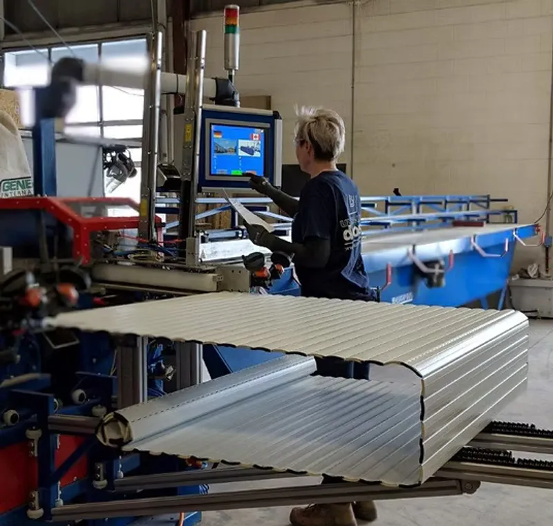 Une famille qui se sent en sécurité avec des volets roulants aux fenêtres