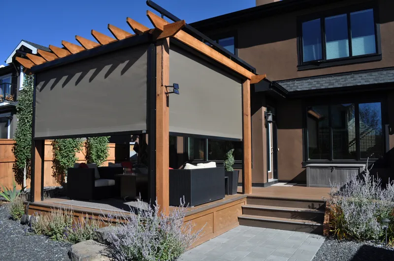 Toile solaire extérieure installée sur pergola résidentielle