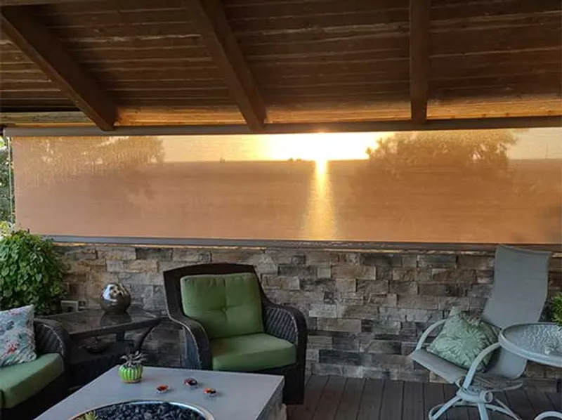 Système à câble pour toile solaire, tension et stabilité au vent