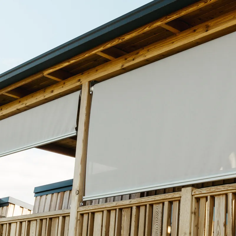 Toile solaire à câble sur terrasse, stabilité au vent