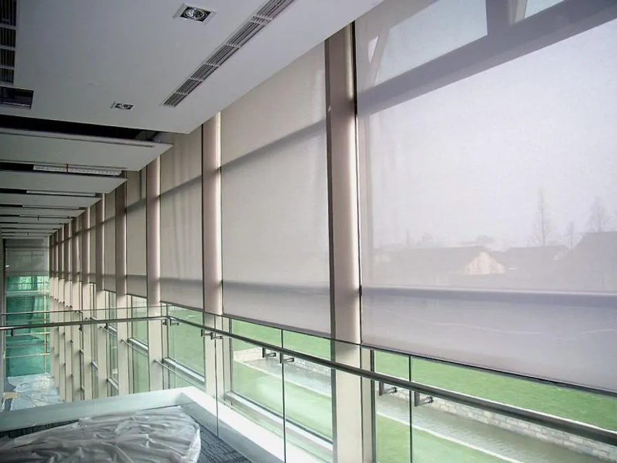 Toile solaire extérieure sur façade commerciale, performance thermique et UV