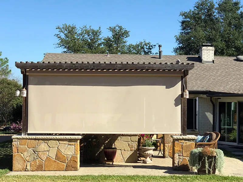 Toile solaire sur façade résidentielle, contrôle thermique et protection UV