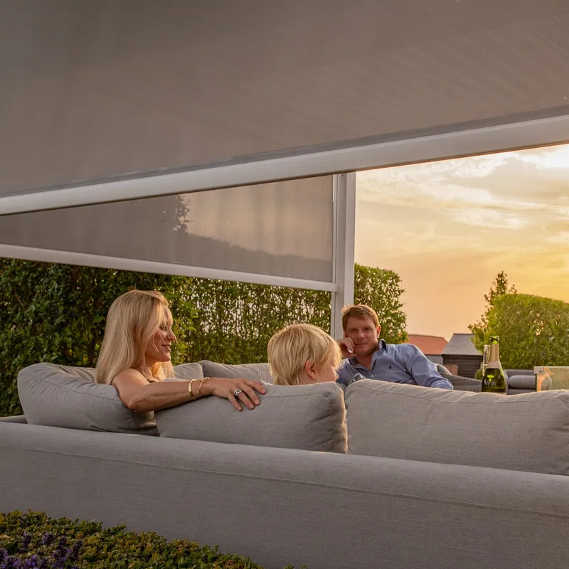 Toile solaire extérieure sur pergola, réduction de chaleur et protection UV