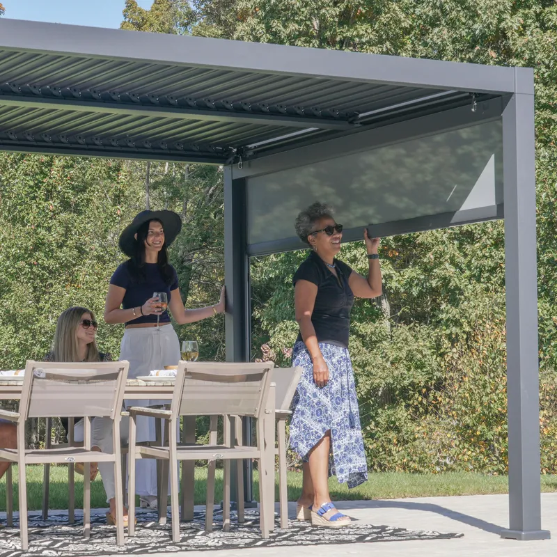 Toile solaire en manœuvre manuelle, usage patio et confort