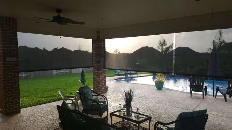 Toile solaire patio déployée, réduction de chaleur et protection UV