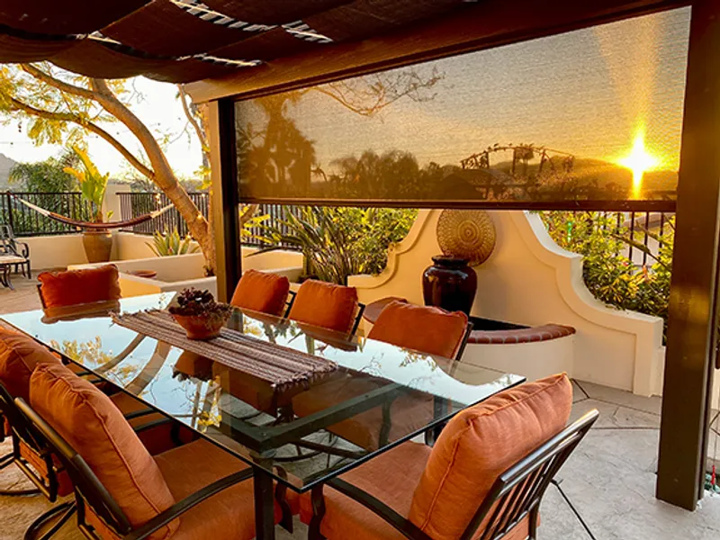 Toile solaire sur terrasse au coucher du soleil, confort patio et réduction chaleur