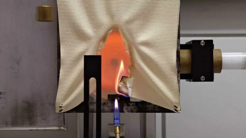 Test au feu d'une toile solaire, sécurité et résistance