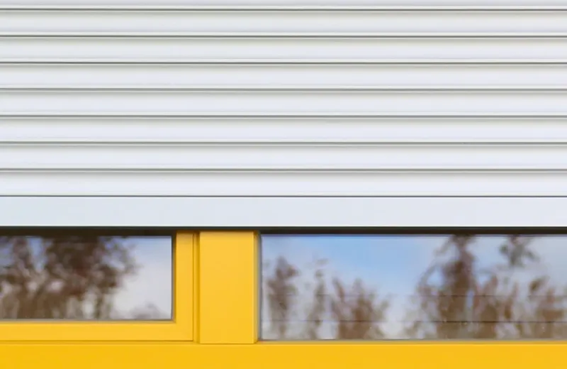 Volet roulant argenté en aluminium, finition durable et facile d'entretien