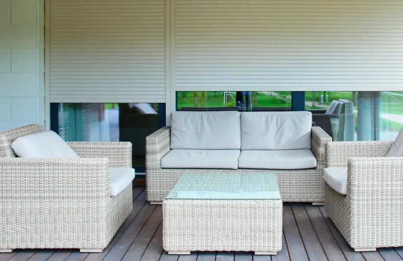 Volet roulant beige isolé, confort thermique et intimité sur terrasse