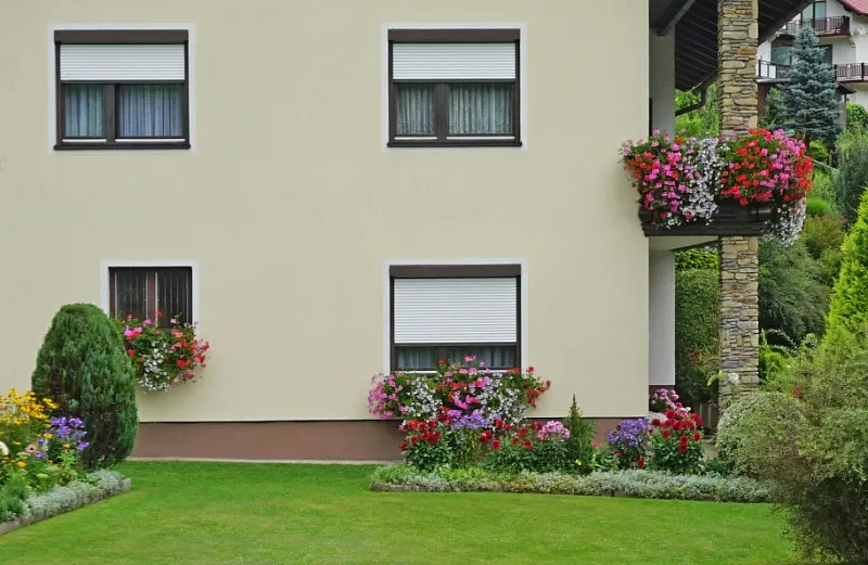 Volets roulants blancs sur mesure, finition discrète pour façade résidentielle