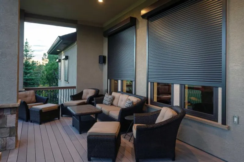 Volets roulants noirs, contrôle de la lumière et protection 4 saisons